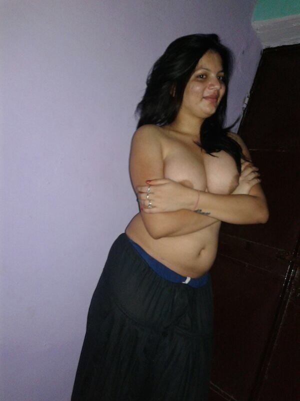 Desi Cute bhabhi’s big natural tits self-shot pics